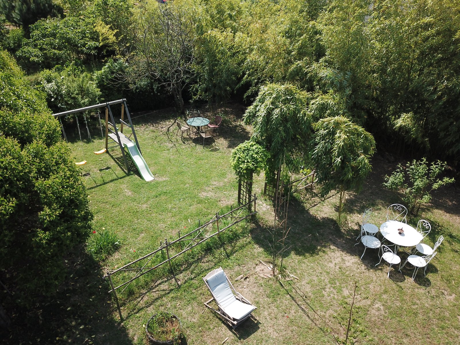 Jardin privatif avec salon de jardin